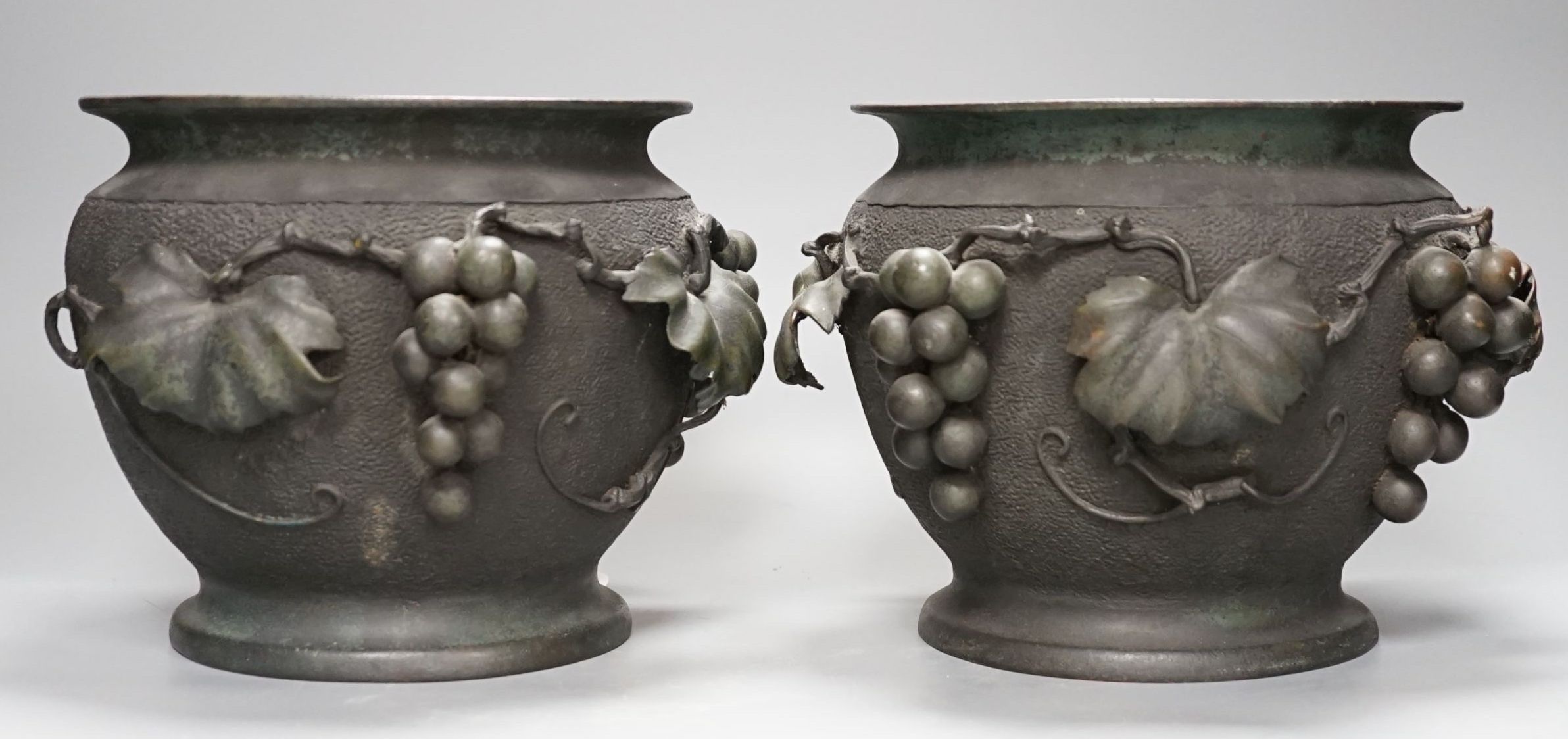 A pair of Japanese bronze jardinieres, Meiji period, 17cm
